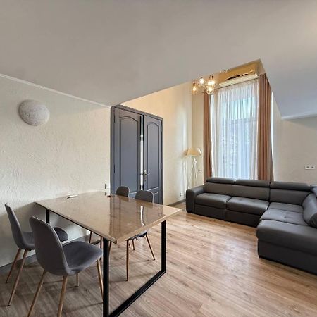18 Deribasivska Street Jacuzzi Apartment Odesa Exterior photo